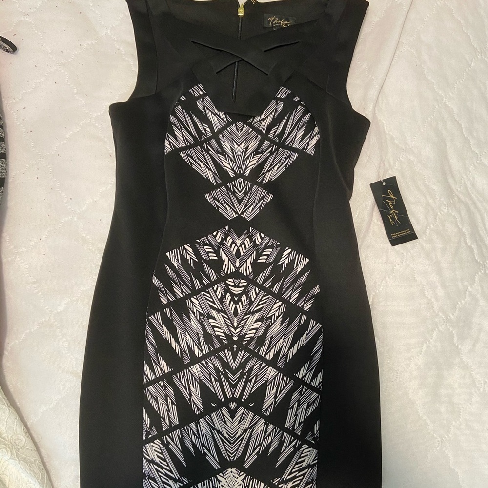 Thalia body on black and white dress XS